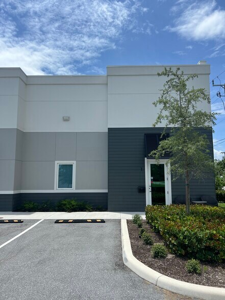 12871 Suzanne, Hobe Sound, FL à louer - Photo du bâtiment - Image 2 de 16