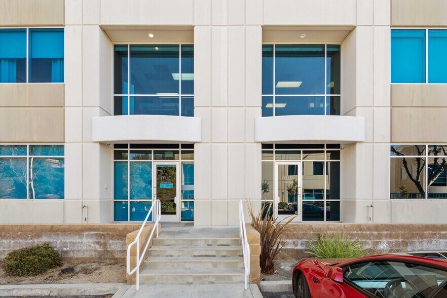 28534 Constellation Rd, Valencia, CA à vendre - Photo du bâtiment - Image 2 de 14