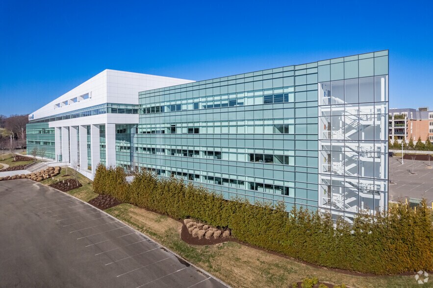 3400 New Hyde Park Rd, New Hyde Park, NY à louer - Photo du bâtiment - Image 3 de 8