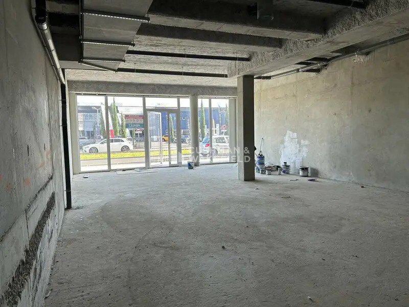 Retail in Le Bouscat for lease Interior Photo- Image 1 of 14