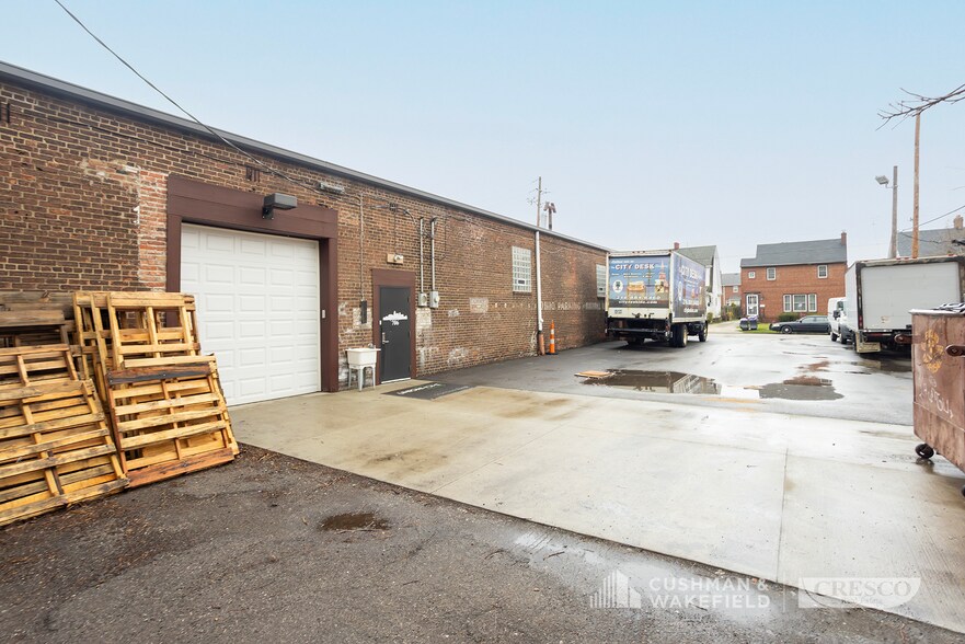 706 E 185th St, Cleveland, OH à louer - Photo du bâtiment - Image 3 de 8