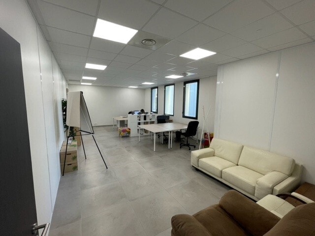 Retail in Eysines for lease Interior Photo- Image 1 of 4