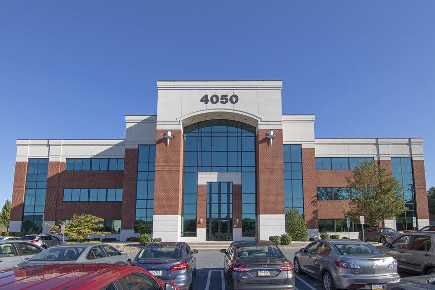 4050 Crums Mill Rd, Harrisburg, PA à louer - Photo du bâtiment - Image 2 de 5