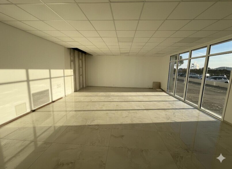 Retail in Solliès-Pont for lease - Interior Photo - Image 2 of 4