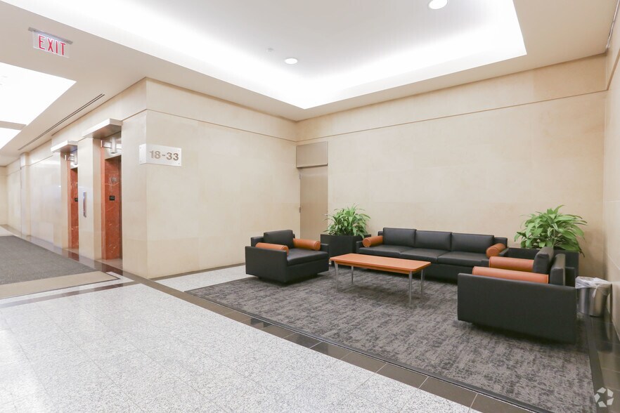 333 7 Av SW, Calgary, AB à louer - Hall d’entrée - Image 2 de 9