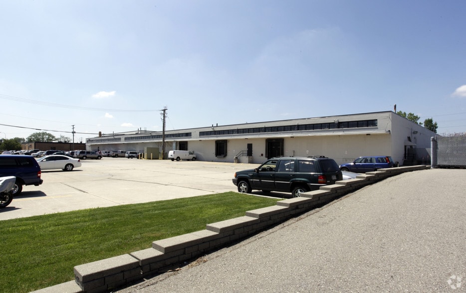 3000 W 14 Mile Rd, Royal Oak, MI for lease - Building Photo - Image 2 of 7