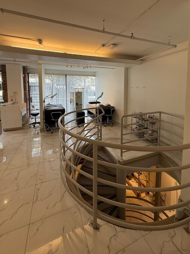 512 Beatty St, Vancouver, BC V6B 2L3 - Unit 512 - - Interior Photo - Image 2 of 5