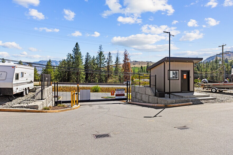 2670 Lower Glenrosa Rd, West Kelowna, BC à vendre - Photo du bâtiment - Image 2 de 6