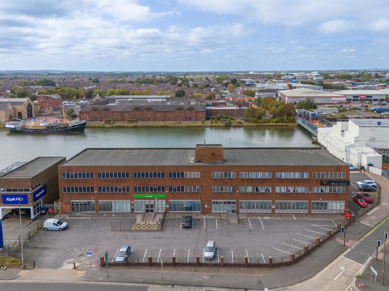 225-241 Victoria St S, Grimsby à louer - Photo du bâtiment - Image 1 de 4