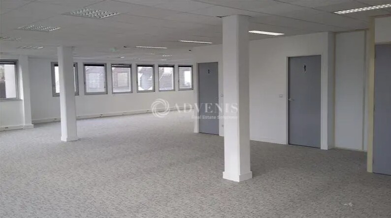 Office in Noisiel for lease Interior Photo- Image 1 of 4