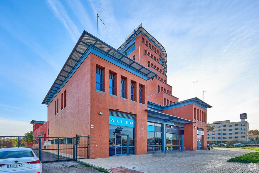Calle Luis Fuentes Bejarano, 60, Sevilla, Sevilla à vendre - Photo du bâtiment - Image 3 de 26