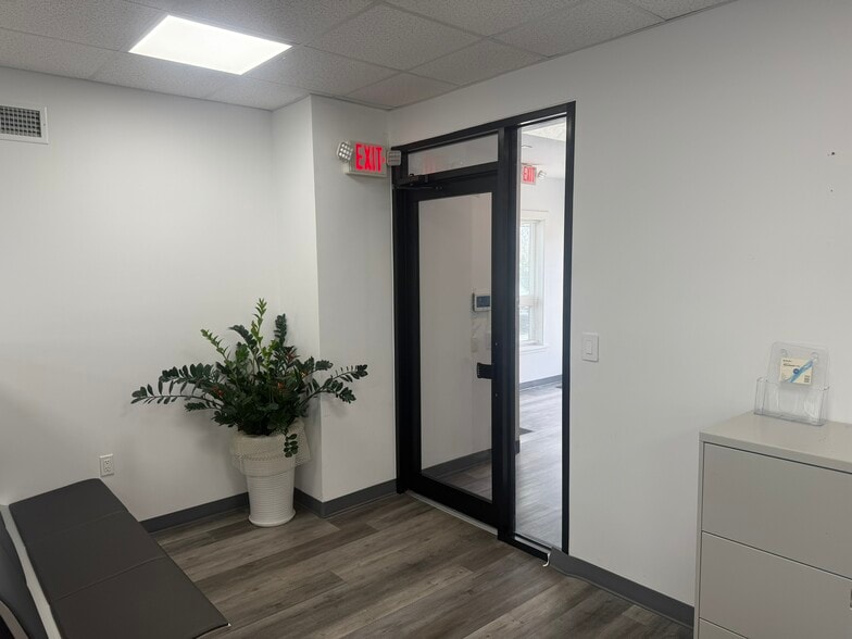 441 Franklin Ave, Franklin Square, NY for lease - Interior Photo - Image 2 of 42