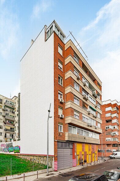 Calle de Eugenio Caxes, 1, Madrid, Madrid à louer - Photo du bâtiment - Image 2 de 2