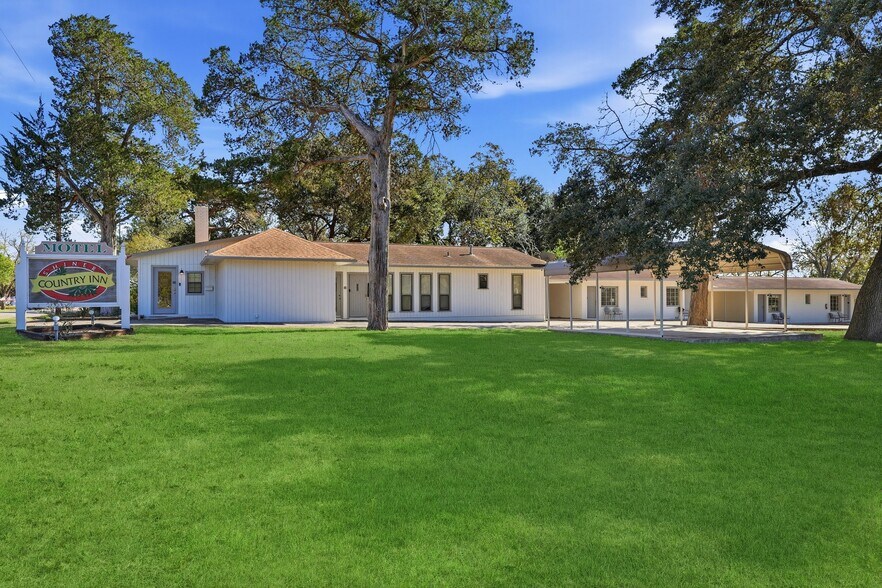 1016 N Ave E, Shiner, TX à vendre - Photo du bâtiment - Image 1 de 19