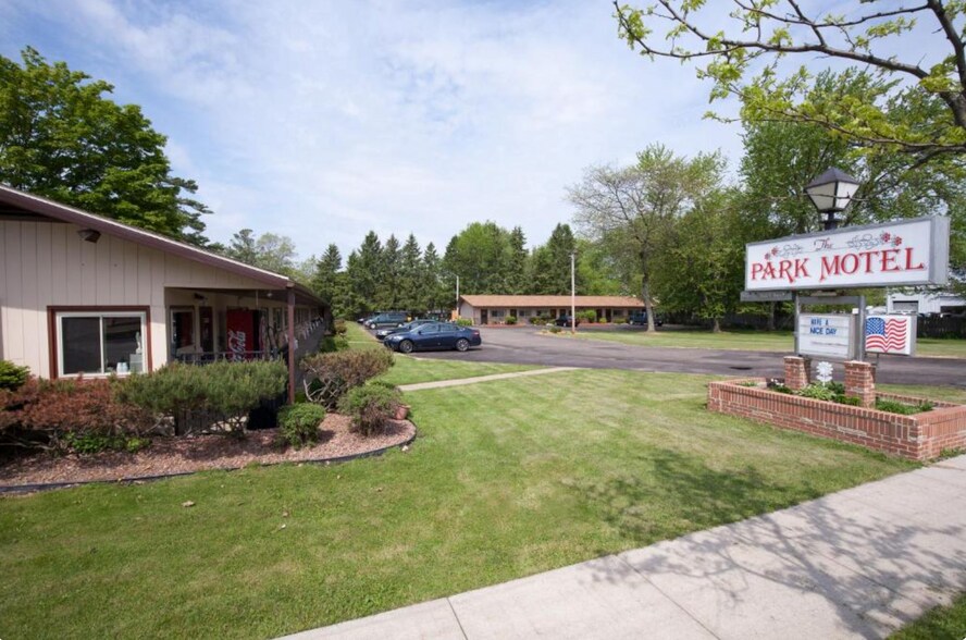 1806 S Central Ave, Marshfield, WI à vendre - Photo du bâtiment - Image 2 de 3