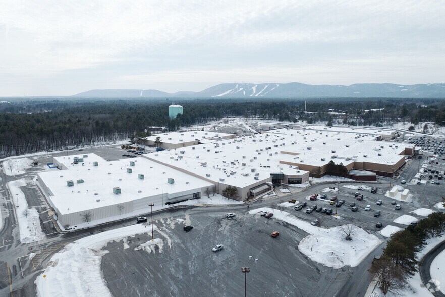 578 Aviation Rd, Queensbury, NY à louer - Photo du bâtiment - Image 2 de 2