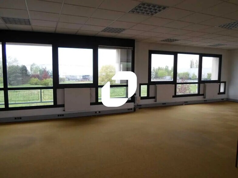 9 Place Marcel Rebuffat, Villejust for lease - Interior Photo - Image 3 of 10