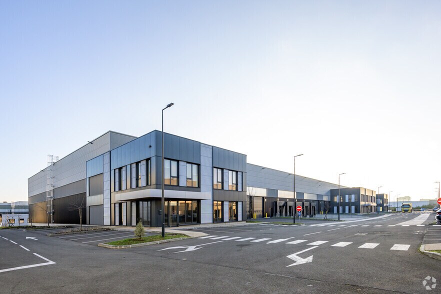 51 Rue Du Commandant Rolland, Le Bourget à louer - Photo du bâtiment - Image 2 de 2