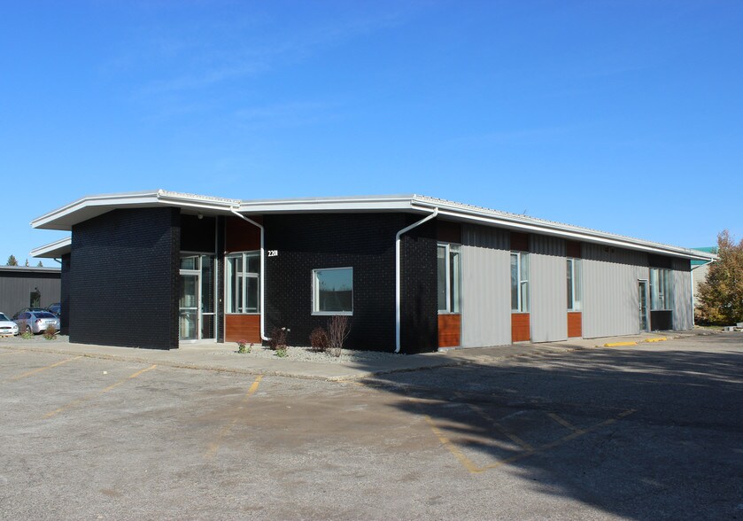 2201 University Dr N, Fargo, ND for lease - Building Photo - Image 2 of 7