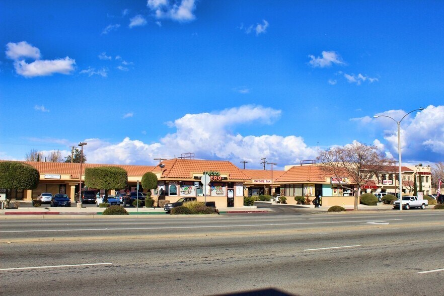 323-327 E Palmdale Blvd, Palmdale, CA à louer - Photo du bâtiment - Image 3 de 8