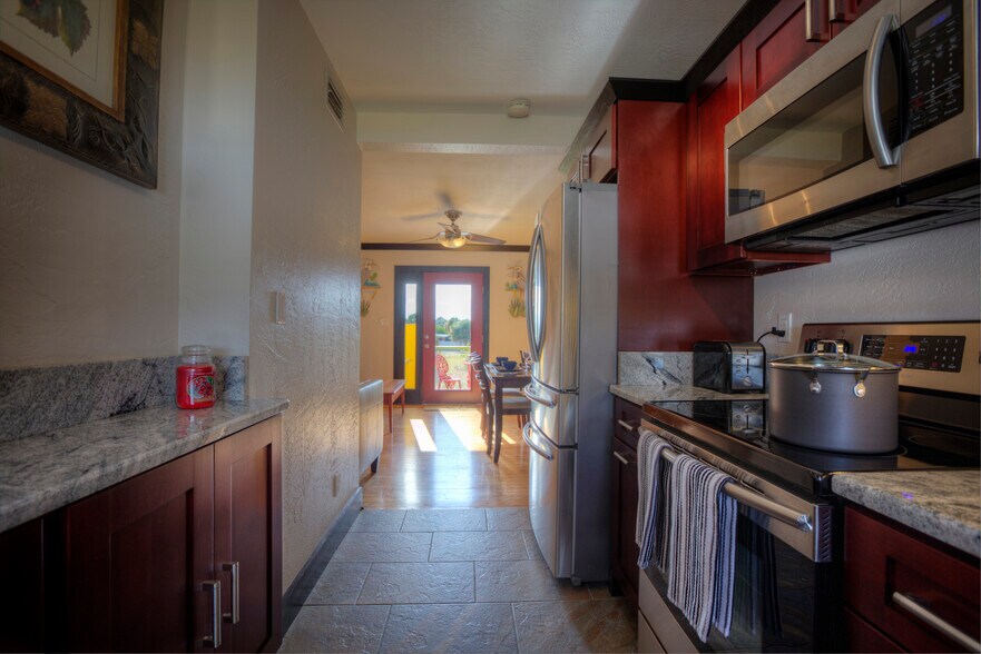 472 N Causeway, New Smyrna Beach, FL à vendre - Photo intérieure - Image 3 de 17