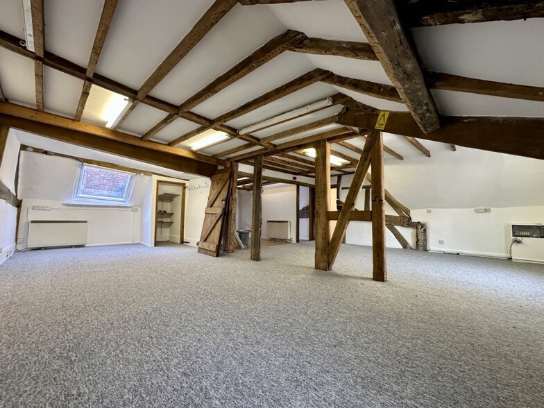 School Gdns, Shrewsbury for lease - Interior Photo - Image 3 of 18