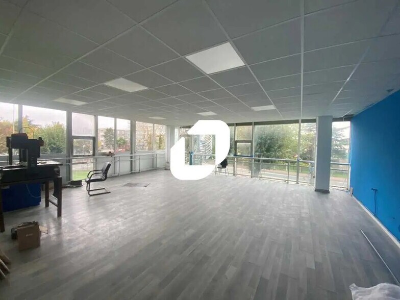 Flex in Osny for lease - Building Photo - Image 2 of 8