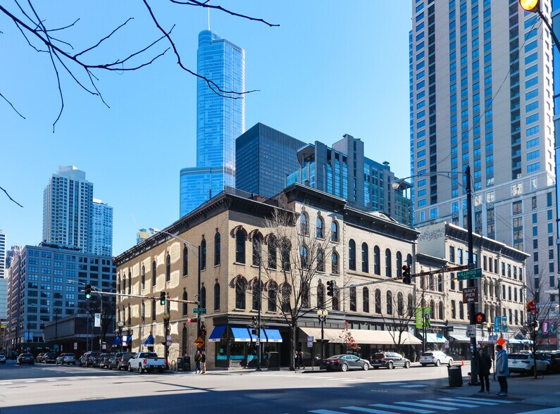 441-449 N Clark St, Chicago, IL à louer - Photo du bâtiment - Image 2 de 3