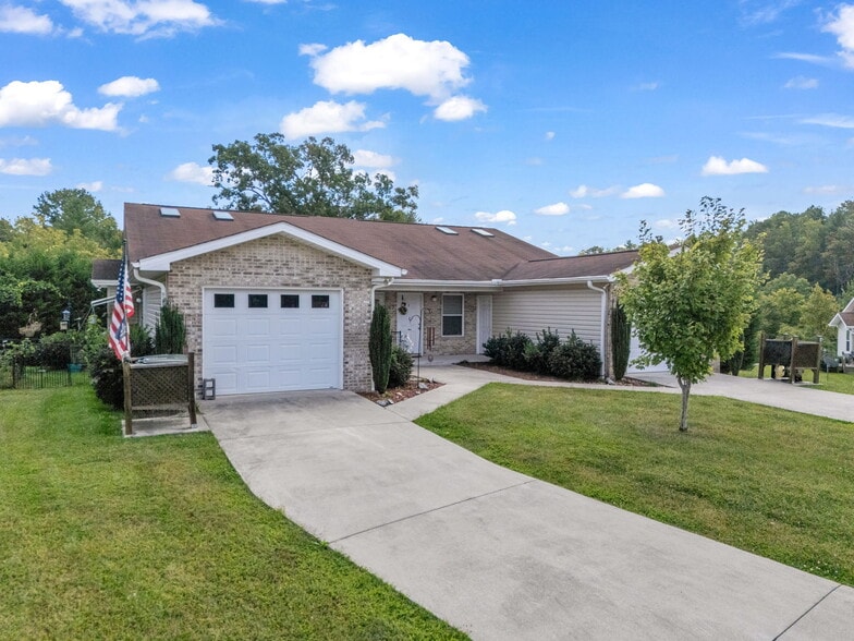 14-64 Cornerstone Way, Hendersonville, NC à vendre - Photo du bâtiment - Image 2 de 10