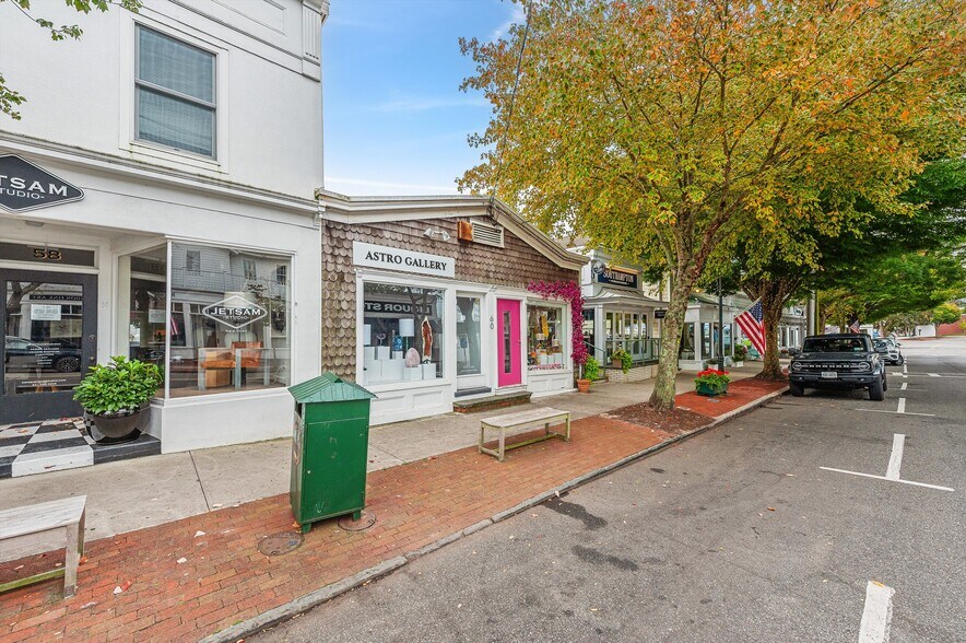 60 Jobs Ln, Southampton, NY à louer - Photo du bâtiment - Image 2 de 15