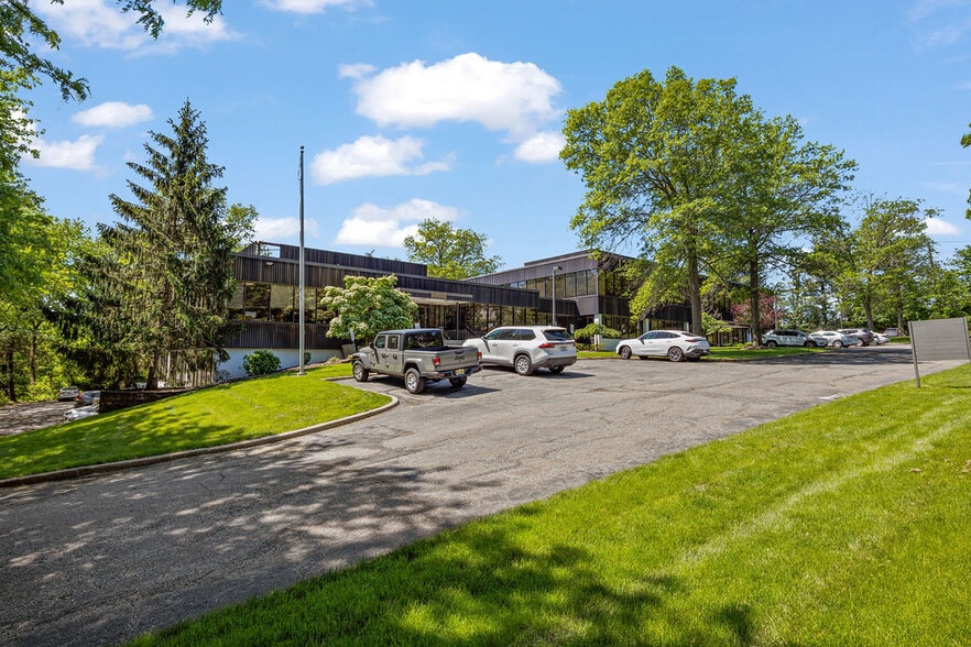 136 Summit Ave, Montvale, NJ for lease - Building Photo - Image 2 of 23