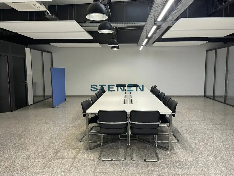 Flex in Marseille for lease - Interior Photo - Image 3 of 12