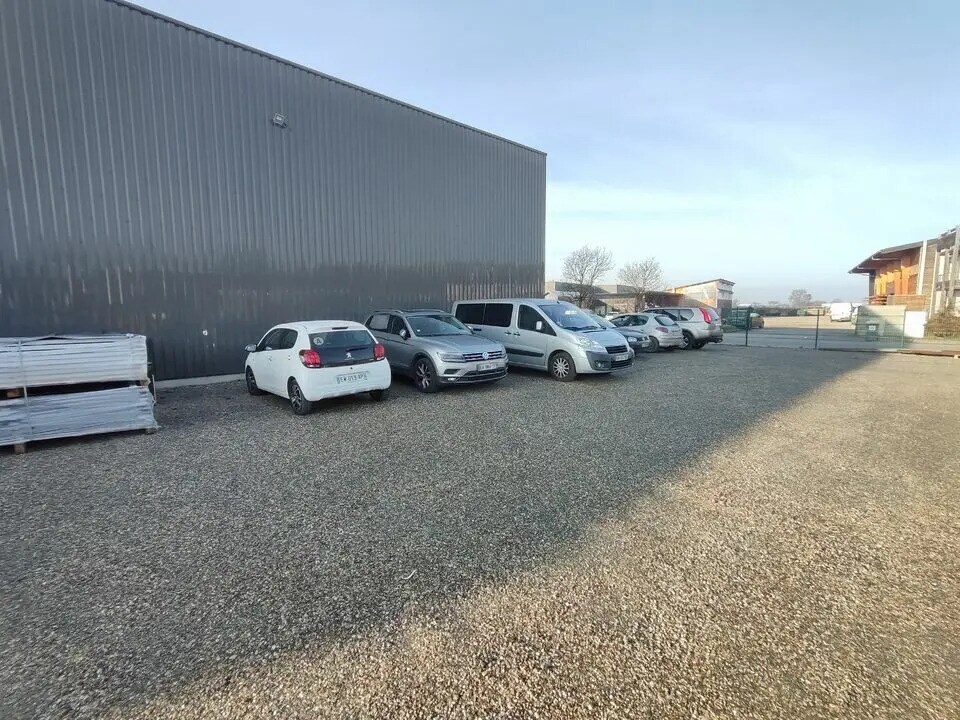 Office in Janneyrias for lease Building Photo- Image 1 of 8