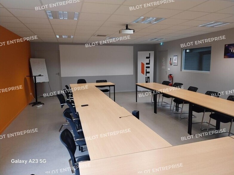 2 Rue De La Roulière, Les Sorinières à louer - Photo du bâtiment - Image 2 de 6
