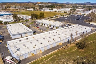 25510 Avenue Stanford, Valencia, CA à louer Photo du bâtiment- Image 2 de 3