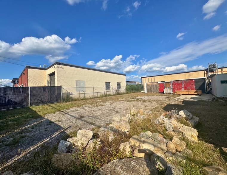 504 Magnolia Avenue Ave, Westbury, NY for lease - Primary Photo - Image 1 of 3