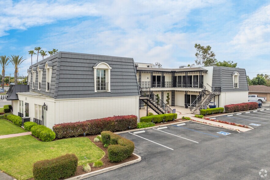 100 W Valencia Mesa Dr, Fullerton, CA à louer - Photo du bâtiment - Image 2 de 8