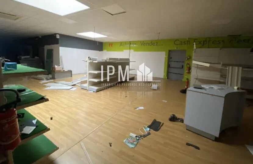Retail in Saint-Mitre-les-Remparts for lease Interior Photo- Image 1 of 6