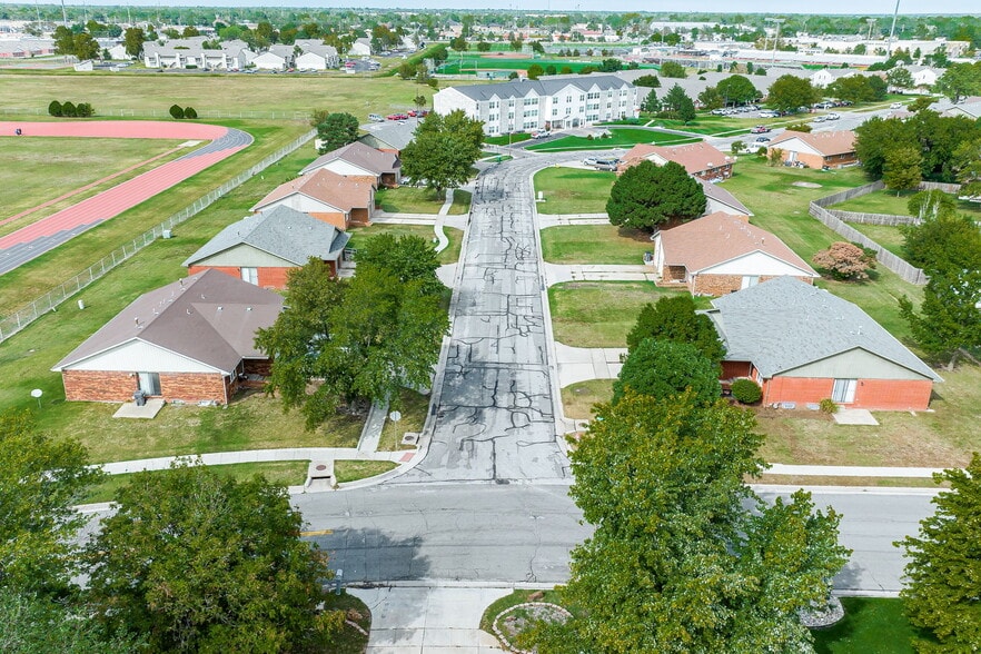 302 N Evergreen Ln, Wichita, KS for sale - Building Photo - Image 3 of 15