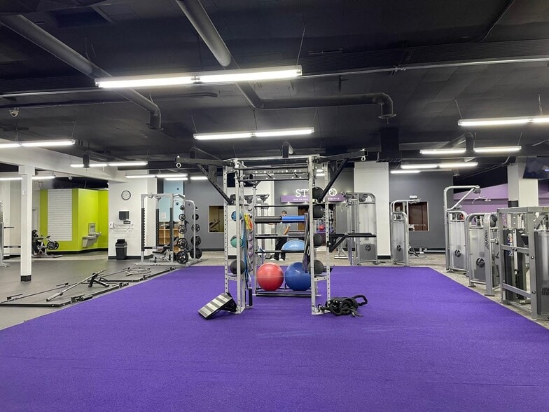 1710 E Gregory Ave, Sunnyside, WA for sale - Interior Photo - Image 2 of 3