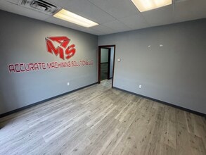 5829 W Sam Houston Pky N, Houston, TX for lease Interior Photo- Image 1 of 4