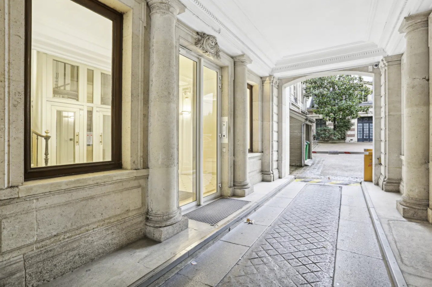 160 Boulevard Haussmann, Paris à louer Hall d’entrée- Image 1 de 12