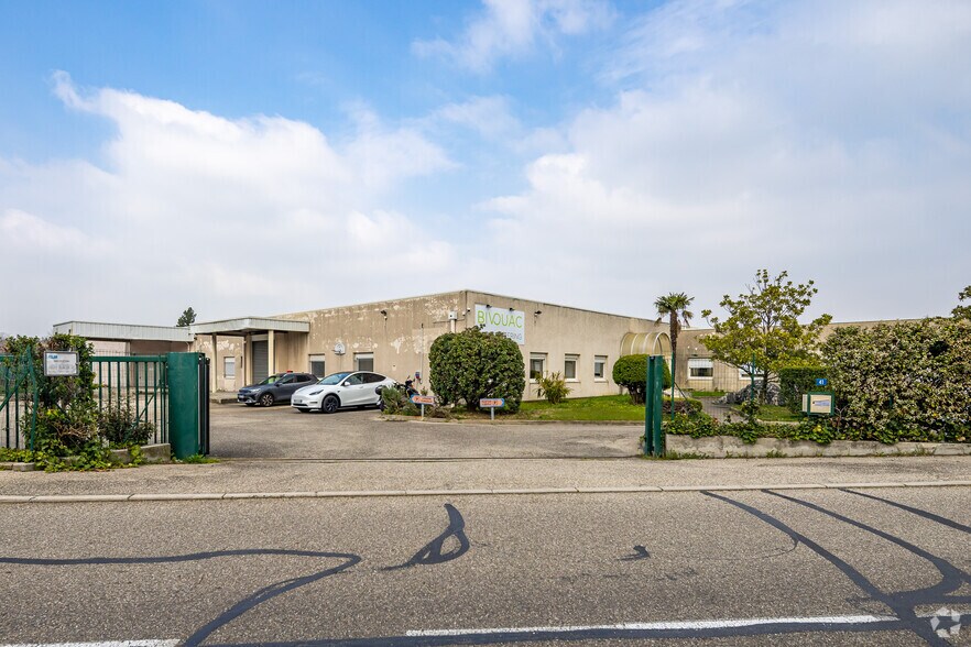 Industrial in Corbas for lease - Primary Photo - Image 1 of 2