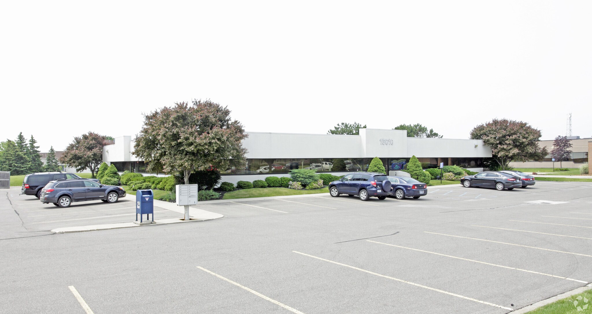 16010 19 Mile Rd, Clinton Township, MI à vendre Photo du bâtiment- Image 1 de 8