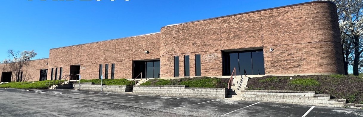2301-2337 Weldon Pky, Saint Louis, MO for lease Primary Photo- Image 1 of 3