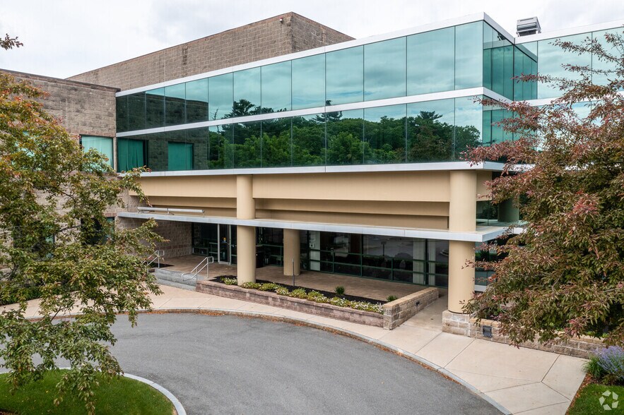 300 Rosewood Dr, Danvers, MA à louer - Photo du bâtiment - Image 3 de 10