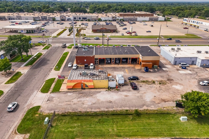 1555 S Bluffview St, Wichita, KS for sale - Building Photo - Image 2 of 52