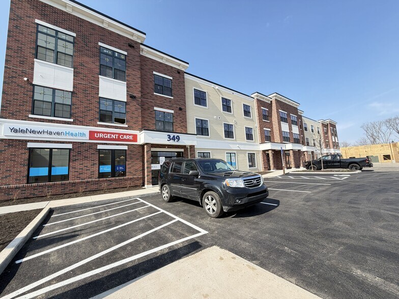 349 E Main St, Branford, CT à louer - Photo du bâtiment - Image 3 de 14