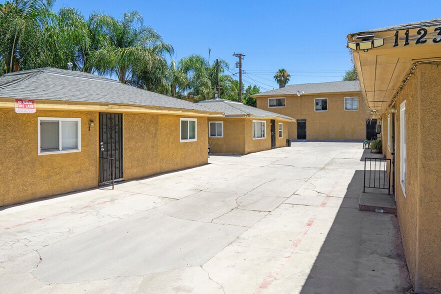 1123 Bobbett Dr, San Bernardino, CA à vendre - Photo du bâtiment - Image 2 de 8