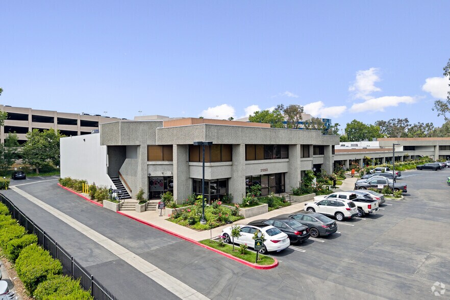21250 Califa St, Woodland Hills, CA for lease - Building Photo - Image 1 of 40